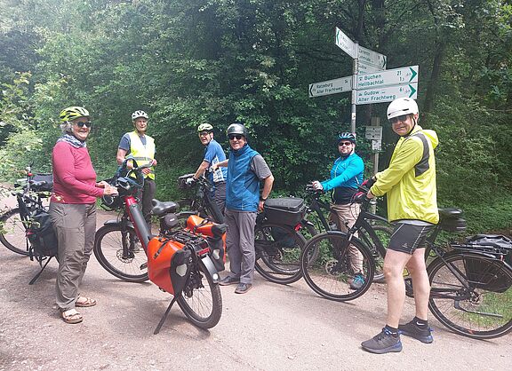 Fahrräder, Radfahrende, Wegweiser
