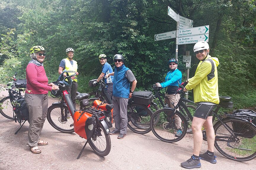 Frachtweg Teil2 Fahrräder, Radfahrende, Wegweiser